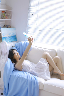 在车里疯狂的吃我奶